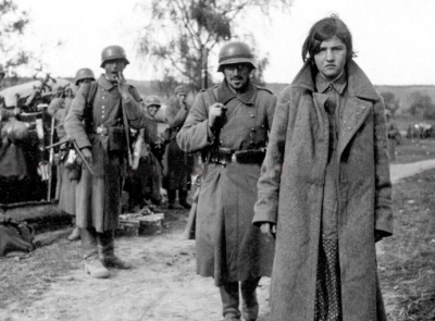 Что полицаи сделали с попавшей к ним в плен советской девушкой
