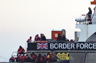 В Великобритании судят полицейских, которые грабили мигрантов, прибывающих через Ла-Манш на лодках